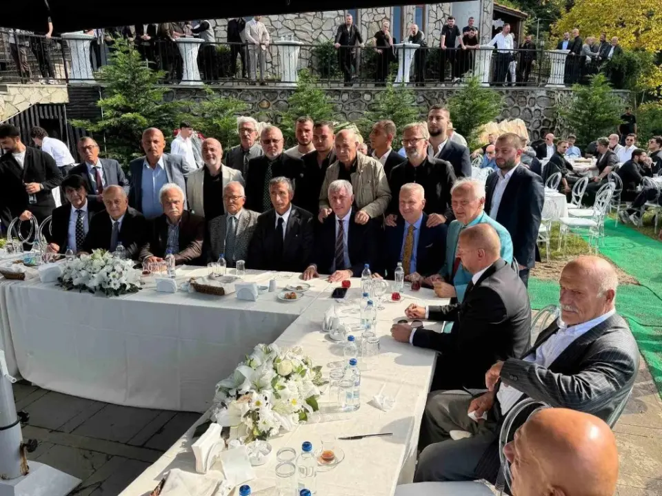 Saral ailesi Trabzon Sürmene'de birlik yemeğinde